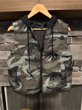 Almost Famous Camo Puffer Vest in Green and Black camo